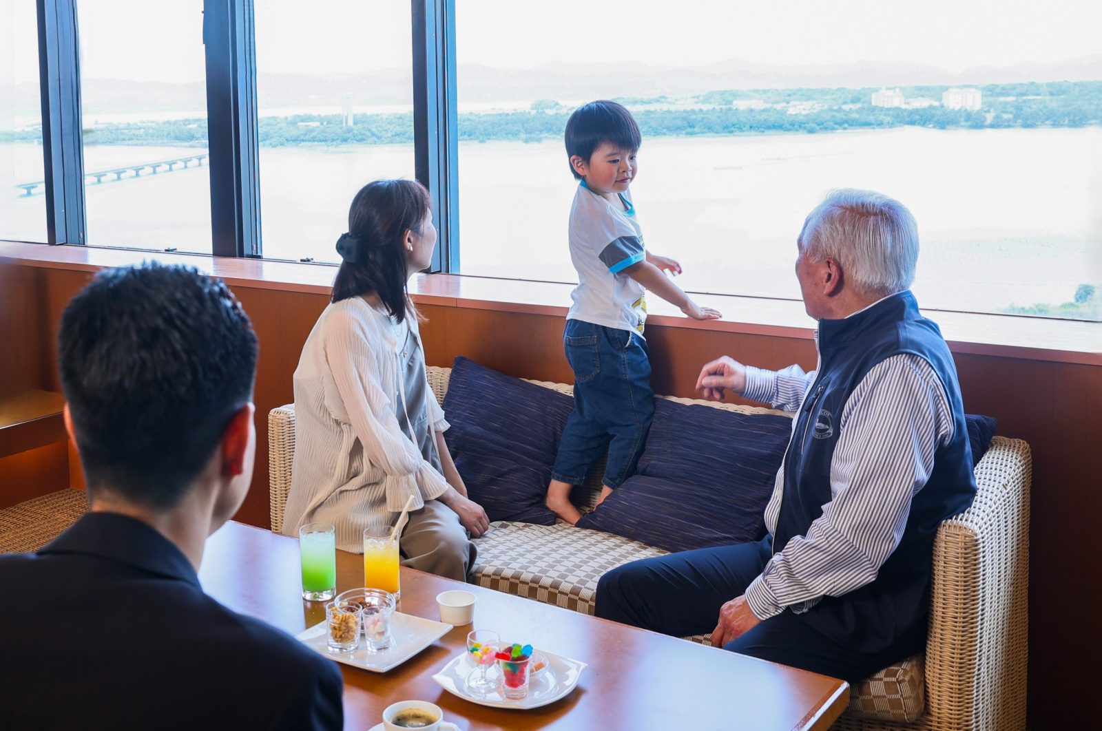 [Executive Lake View Lounge] Renewal of service provided